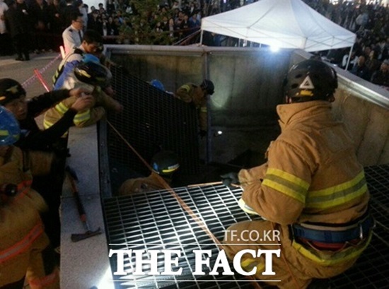 지난 17일 경기 성남시 판교테크노밸리 축제에서 주변 건물 환풍구 위에 올라가 공연을 보던 27명이 환풍구 덮개가 무너지며 18.7m 아래로 추락, 16명이 숨지고 11명이 크게 다쳤다./박소영 기자