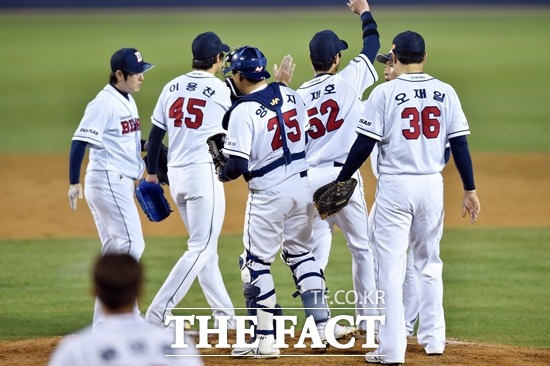 두산은 끝없는 유망주 발굴로 화수분 야구를 보이며 매년 우승후보로 지목받았다. 지난 4월 10일 SK 와이번스를 꺾고 기뻐하고 있는 두산 선수단. / 최진석 기자