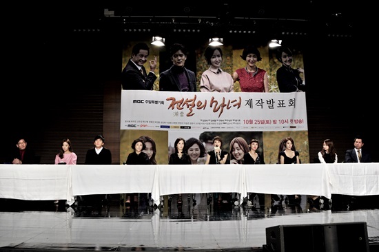 이종원(맨 오른쪽)은 오래 기다린 후에야 마이크를 건네받고 그 상황을 간접적으로 언급해 웃음을 자아냈다. / MBC 제공