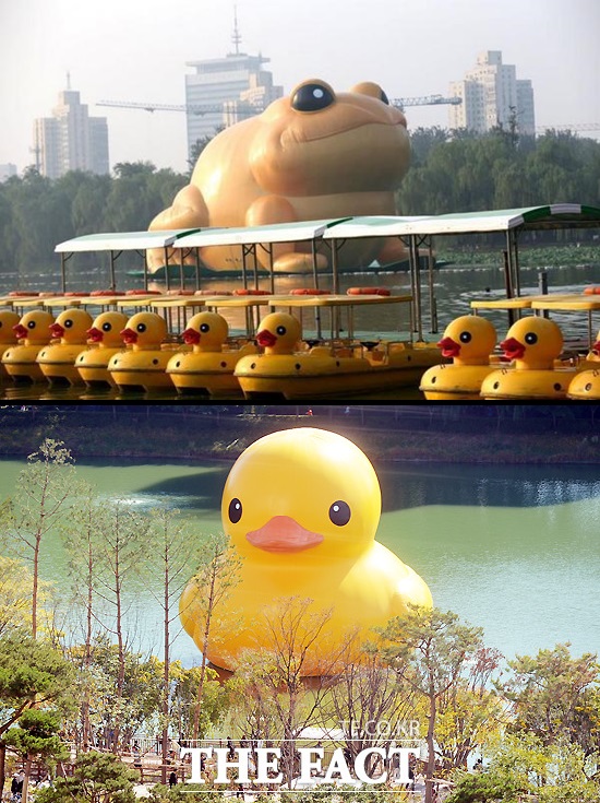 한 누리꾼이 사회관계망서비스(SNS)에 러버덕에 맞서는 중국 러버프로그(위) 사진을 게제해 화제다./SNS, 이새롬 기자