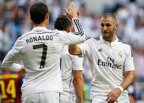 크리스티아누 호날두(왼쪽)가 26일 FC 바르셀로나와 홈 경기에서 동점골을 넣은 뒤 카림 벤제마와 하이파이브하고 있다. / 레알 마드리드 페이스북