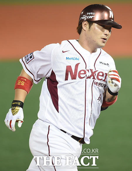 넥센타이어가 거포 박병호를 앞세워 홈런=타이어기부 캠페인을 펼친다. 박 선수가 올해 포스트시즌 기간중 홈런을 터트릴때마다 100만원 상당의 타이어를 기부한다고 27일 밝혔다. / 최용민 기자