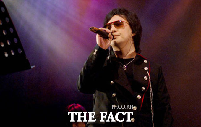 신해철은 생전 자주 축구에 자신의 상황을 빗대 표현하며 유별난 축구 사랑을 보였다. /더팩트 DB