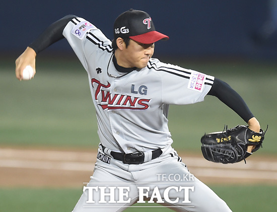 신정락이 28일 열린 플레이오프 2차전에서 7이닝 1실점을 기록했다. / 목동구장 = 최용민 기자