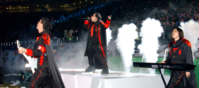 신해철(가운데)이 지난 2005년 3월 9일 서울월드컵경기장에서 열린 FC서울과 대구 FC전 직전 행사에서 FC서울 클럽송을 부르고 있다. / FC서울 제공