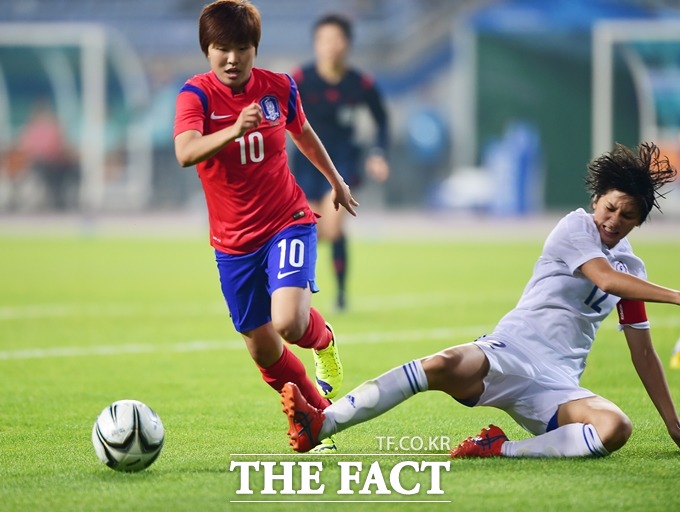 대한축구협회는 28일 2015 동아시아축구연맹 동아시안컵 예선에 참가하는 여자대표팀 명단을 발표했다. 지난 달 29일 2014 인천 아시안게임 대만과 8강전에 출전한 지소연(왼쪽). / 배정한 기자