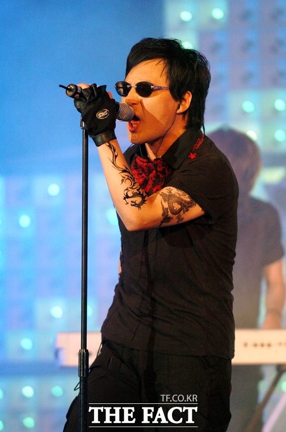 마왕 신해철이 27일 갑작스럽게 세상을 떠난 가운데 그의 주옥 같은 명곡이 관심을 받고 있다./더팩트DB