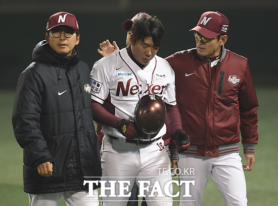 강정호(가운데)가 28일 플레이오프 2차전에서 LG 선발 신정락에게 3개의 삼진을 당했다.