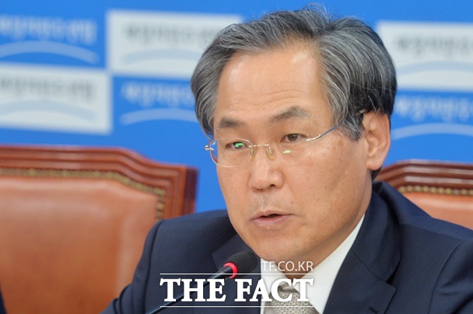 우윤근 새정치민주연합 원내대표는 28일 오전 국회에서 열린 원내대책회의에서 새누리당의 공무원연금 개혁안은 내용과 절차 모든 면에서 심각한 결함이 있다고 비판했다./더팩트DB