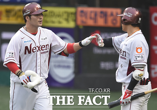 남은 경기 박병호(왼쪽)와 강정호의 활약에 한국시리즈 진출 팀이 결정될 전망이다. / 최용민 기자