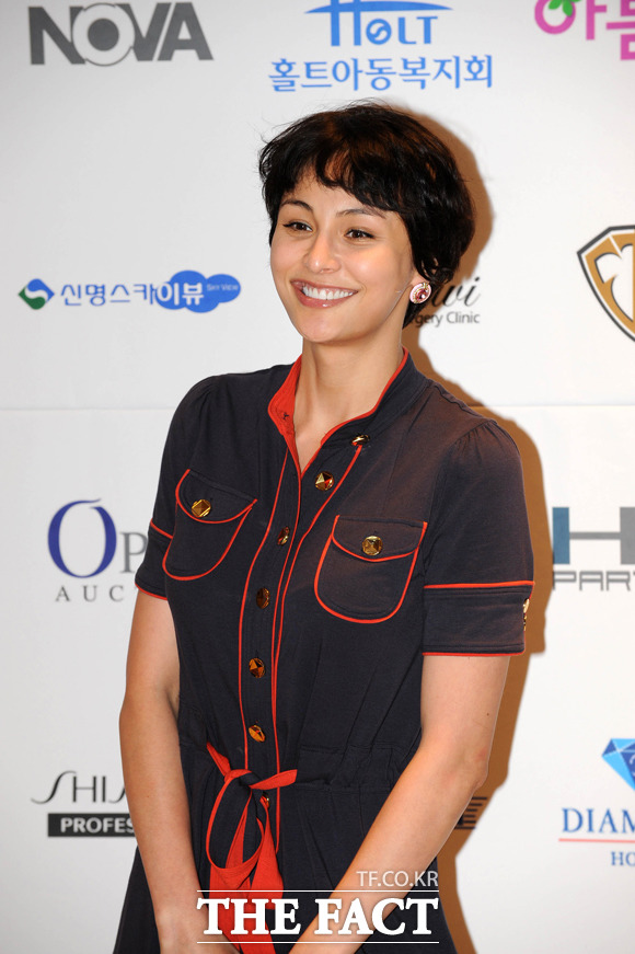 이유진이 지난해 이혼한 사실이 밝혀진 가운데 과거 외로워서 스마트폰에 중독됐다는 발언이 시선을 끌고 있다. / 더팩트 DB