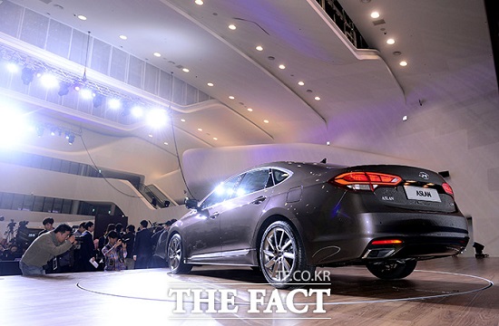 아슬란의 후면부에는 LED 리어 콤비네이션 램프를 적용해 안전감과 세련된 이미지를 강조, 프리미엄 대형 세단의 이미지를 완성했다.