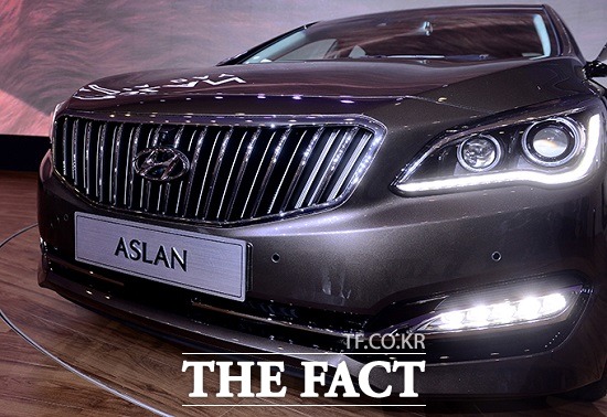 30일 서울 중구 동대문 디자인 플라자에서 현대자동차 의 최고급 전륜 구동 대형 세단 아슬란의 출시 행사에 참석한 김충호 현대차 사장은 아슬란이 국내 대형 세단 시장에서 좋은 반응을 얻을 것이라고 자신했다. / 김슬기 기자