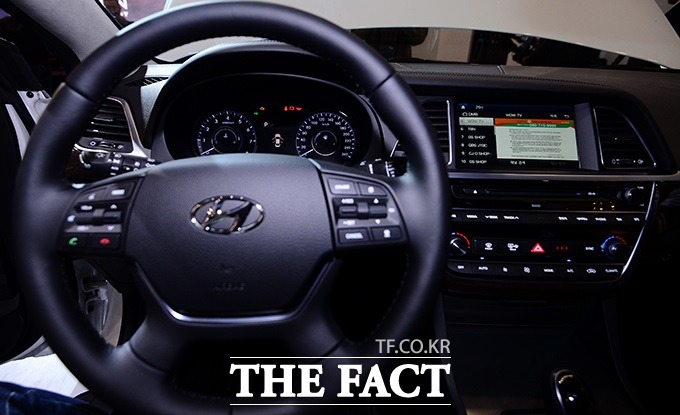 아슬란은 주행을 할 때 스티어링 휠 버튼 조작을 편리하게 하도록 엄지손가락 하나만으로 조작이 가능한 영역에만 스위치를 배치하는 등 편의성을 강화했다.