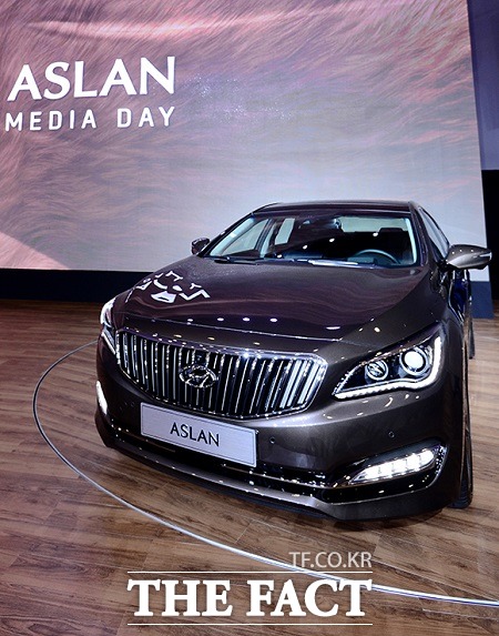 아슬란의 외관 디자인은 고급 슈트를 입은 중년 신사를 떠올리게 할 만큼 중후한 느낌을 강조했다.