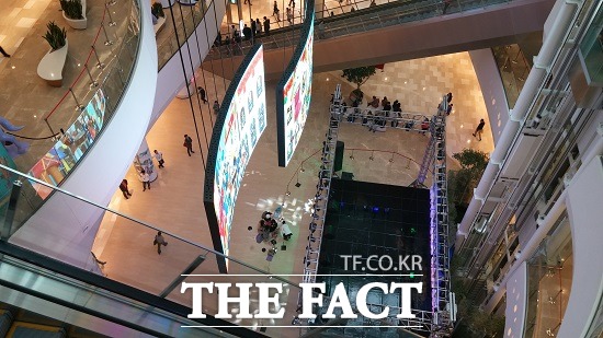 4층과 5층 사이 에스컬레이터. 쇼핑몰 중앙홀은 천장까지 그대로 뻥 뚫려 있다.