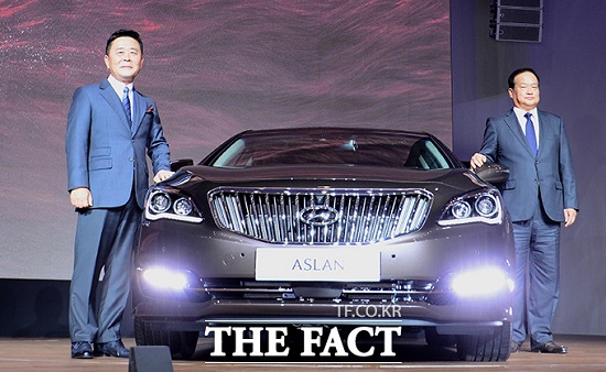현대자동차는 30일 서울 중구 동대문 디자인 플라자에서 김충호(오른 쪽) 사장, 곽진 부사장 등 회사 관계자와 기자단 300여 명이 참석한 가운데 아슬란의 출시 행사를 열었다.  / 김슬기 기자