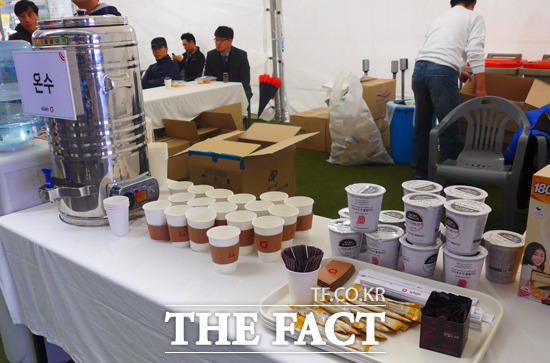 KT는 고객들에게 국수와 커피, 과일, 샌드위치 등을 제공했다.