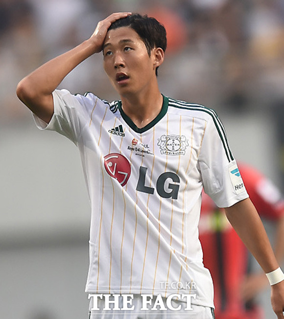 손흥민이 30일 열린 마그데부르크전에서 독일 무대 첫 레드카드를 받았다. 손흥민이 지난 7월 30일 열린 FC서울과 친선 경기에서 머리를 만지고 있다. / 최용민 기자