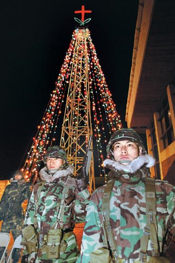 해병대 2사단은 지난 15일부터 이틀에 걸쳐 경기도 김포에 있는 애기봉 등탑을 철거했다. 2010년 당시 점등 장면./서울신문 제공