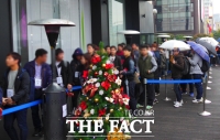  [TF현장] KT 산타 복장으로 ‘아이폰6’ 축제 열었다