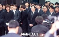 [TF포토] 떠나는 고 신해철 보며 '먼 하늘만'