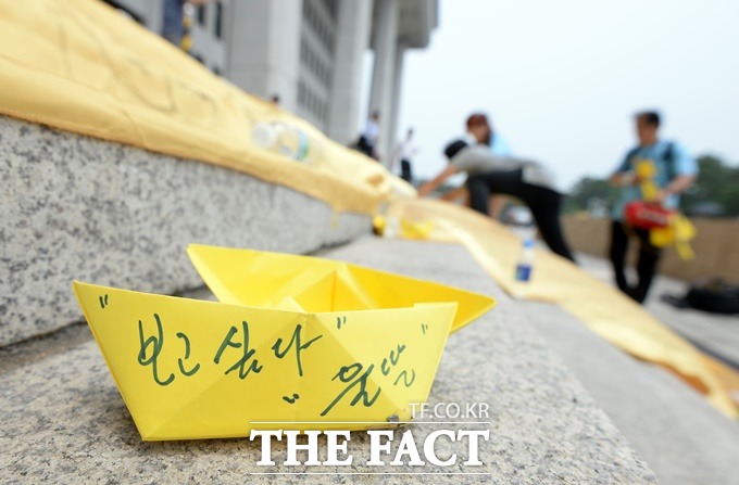 1일 경기도 안산시 단원구 초지동 화랑유원지 내 정부 공식 합동 분향소 앞에서 세월호 참사 200일 추모식이 열렸다./ 더팩트DB