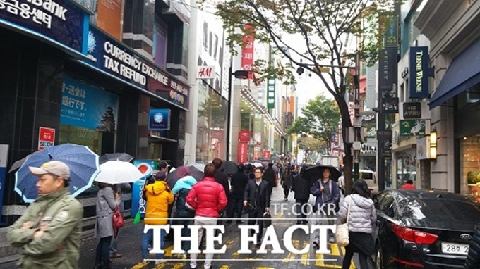 아이폰6 대란 소식에 소비자들이 2차 대란에 대해 촉각을 세우고 있다. 사진은 지난달 31일 오전 서울 명동 프리스비에서 아이폰을 구매하기 위해 줄을 서는 소비자들. /변동진 기자