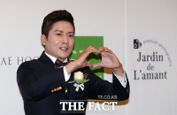 [TF포토] 홍경민 '반쪽 향한 사랑의 하트'