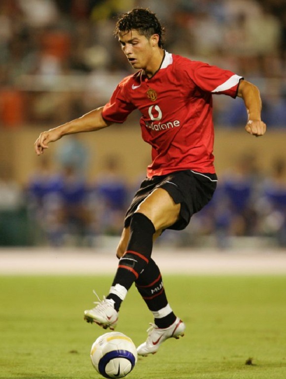 호날두는 맨유 시절인 지난 2006년 맨체스터 더비에서 보복성 태클을 하며 퇴장당했다. / 호날두 페이스북