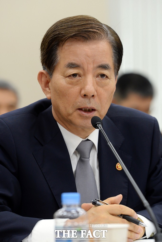 3일 국회 외교·통일·안보 분야 대정부질문에서 한민구 국방장관은 방위사업 비리 척결과 개선을 위한 방안으로 무기 중개상 등록제 도입에 대해 긍정적으로 검토해볼 과제라고 답했다. (해당 사진은 기사 내용과 무관)/임영무 기자