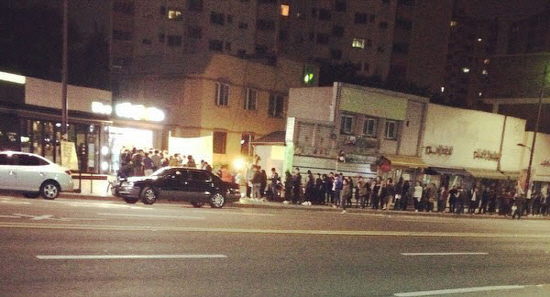2일 새벽 아이폰6를 사려는 소비자들이 대리점 앞에 길게 줄을 서고 있다./ 트위터 캡처