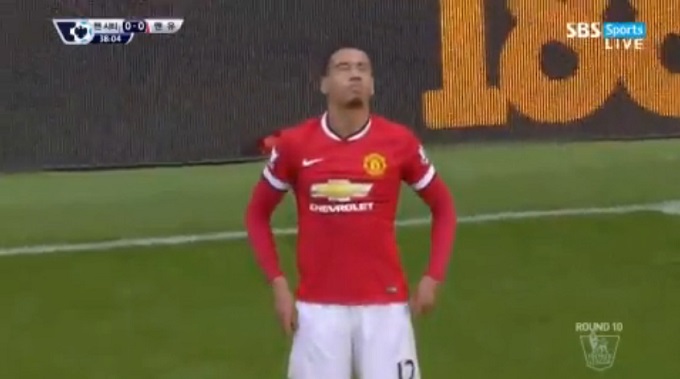 스몰링이 2일 맨시티전에서 두 번째 경고를 받고 씁쓸한 표정을 짓고 있다. / SBS Sports 방송 캡처