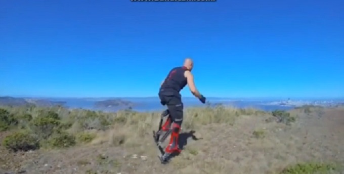 생체공학 신발이 누리꾼들의 관심을 모으고 있다. /유튜브 영상 캡처