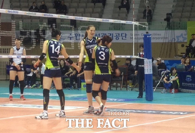 폴리(가운데)가 득점에 성공하고 동료들과 함께 기뻐하고 있다.