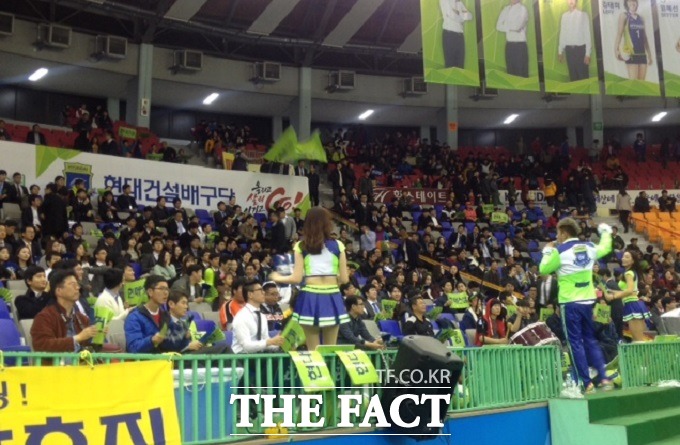 현대건설 팬들이 열띤 응원을 펼치고 있다.