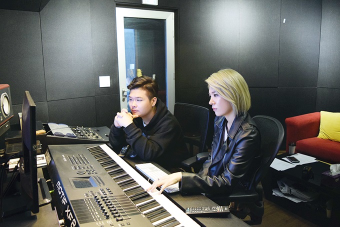 알맹이 지난달 21일 발표한 첫 번째 앨범 컴포징 오브 러브에는 타이틀곡 폰 인 러브를 비롯해 두 사람이 만든 자작곡으로 채워져 있다. /YNB 제공