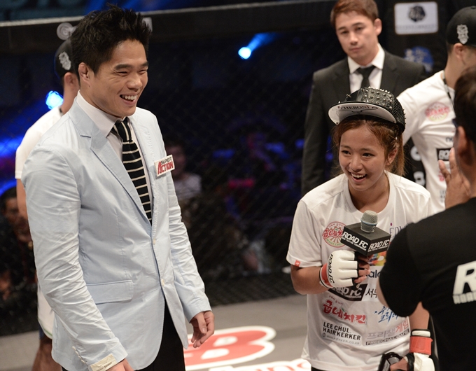 김대환(왼쪽) 해설위원이 지난 8월 17일 서울 올림픽공원 올림픽홀에서 열린 로드FC 017 스페셜 메인이벤트 47.5kg급 야마모토 에미를 물리친 송가연과 인터뷰하고 있다. / 로드FC 제공