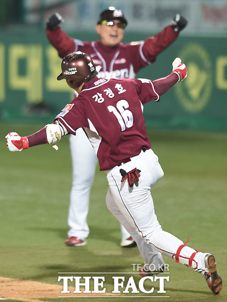 강정호의 결승 홈런을 앞세운 넥센이 4일 열린 한국시리즈 1차전에서 삼성을 4-2로 꺾었다. / 대구구장 = 최용민 기자