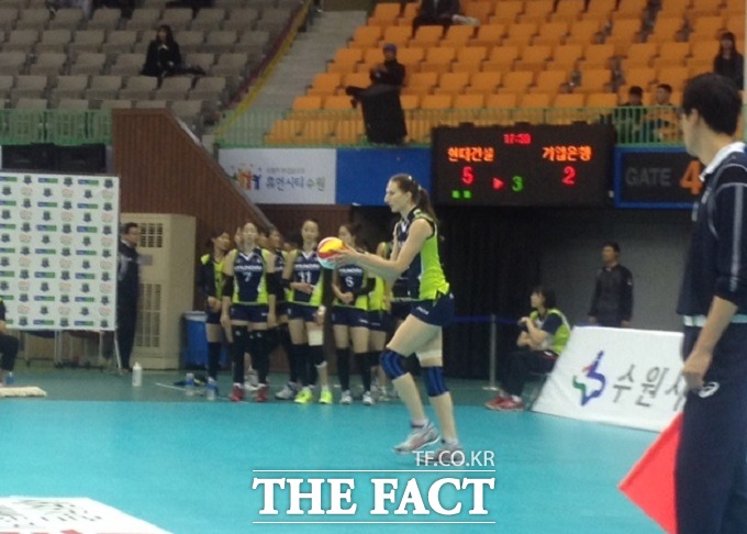 폴리가 4일 수원체육관에서 열린 2014~2015시즌 NH농협 V리그 여자부 1라운드 기업은행과 홈 경기에서 트리플 크라운을 달성하며 팀 3-1 승리를 이끌었다. / 수원체육관 =  이성노 기자