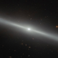  허블로 본 은하 옆모습, 지구로부터 5800만 광년 거리