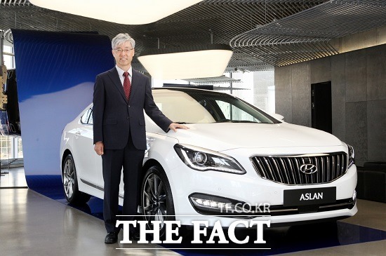 현대자동차의 최고급 전륜 세단 아슬란 1호차의 주인공으로 한국 자동차 산업 학회장인 김현철 서울대학교 국제대학원 교수가 선정됐다. / 현대자동차 제공