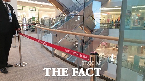 지난달 29일 제2롯데월드 쇼핑몰 4층에서 유리벽을 연결하는 금속물이 추락해 1층을 지나가던 협력업체 직원의 머리를 그대로 강타하는 사고가 벌어졌다. /변동진 기자