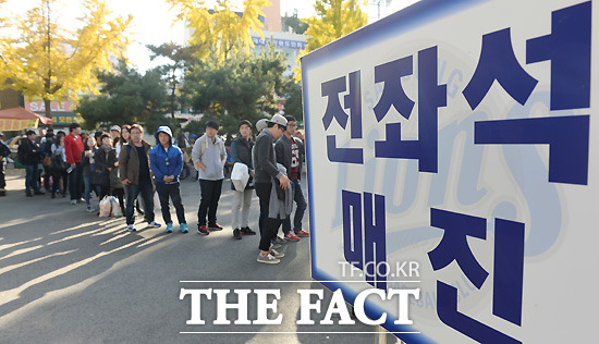 한국시리즈 2차전이 열린 대구구장에 전 좌석 매진이라는 글자 뒤로 많은 야구 팬들이 줄을 늘어서 있다. / 대구구장 = 최용민 기자