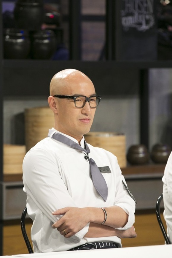 방송인 홍석천이 JTBC 냉장고를 부탁해에 출연해 국내 최정상급 요리사들과 요리 대결을 펼친다. / JTBC 제공