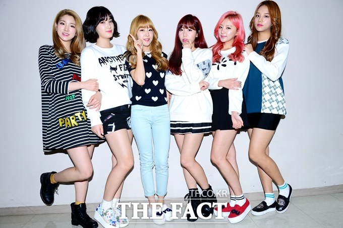 6인조 걸그룹 라붐 지엔 율희 유정 소연 해인 솔빈(왼쪽부터)이 더팩트 카메라를 향해 포즈를 취하고 있다. /남윤호 기자