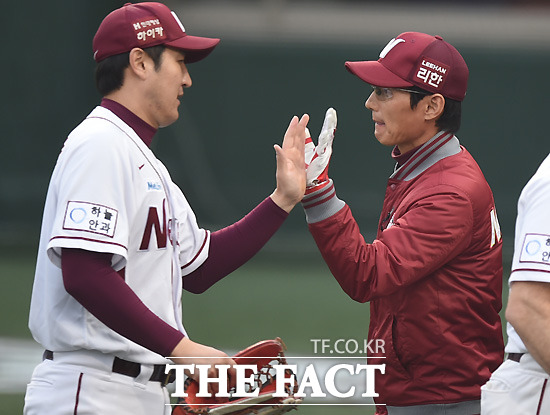 염경엽 넥센 감독(오른쪽)이 8일 한국시리즈 4차전 삼성과 경기에서 9-3으로 이긴 뒤 유한준과 하이파이브를 하고 있다. / 목동구장 = 최용민 기자