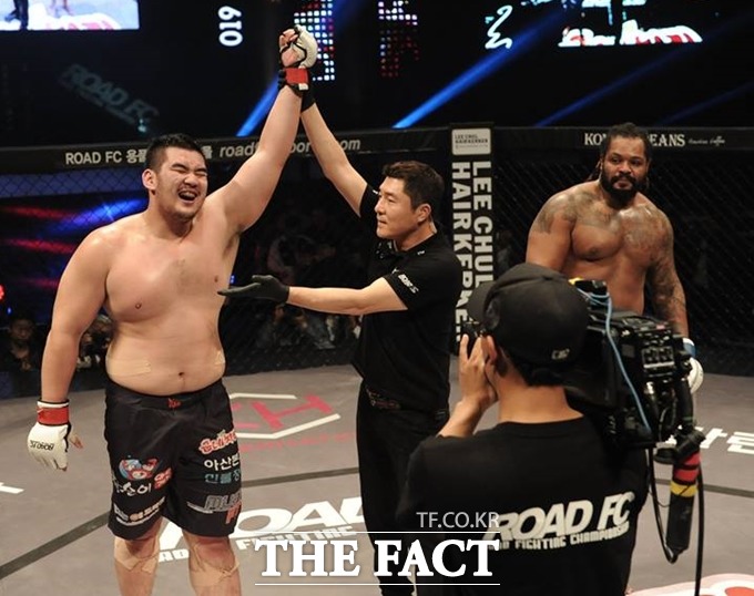 심건오(왼쪽)가 9일 로드FC 019 -130kg 헤비급매치 슈퍼파이트 프레드릭 슬론과 대결에서 TKO 승을 거둔 뒤 기뻐하고 있다. / 로드FC 제공