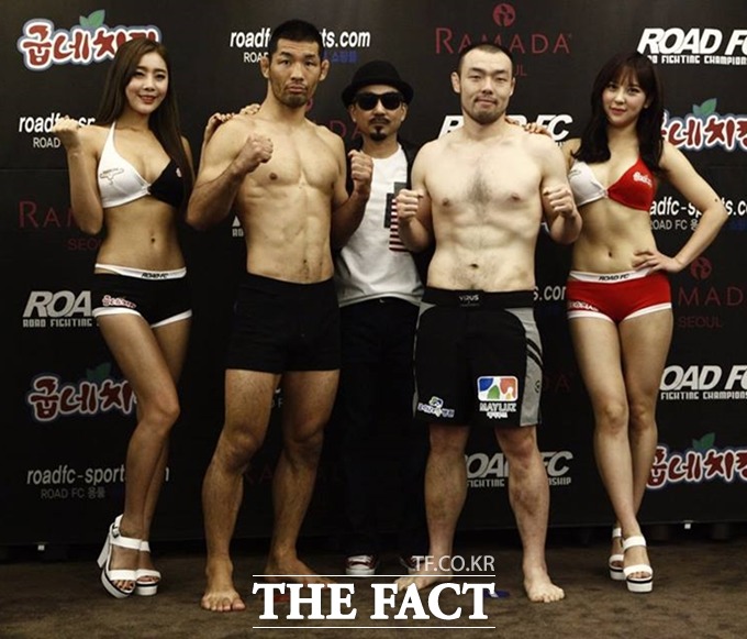 이둘희(왼쪽에서 네 번째)가 9일 로드FC 019 제7경기 -84kg 미들급매치 슈퍼파이트 후쿠다 리키와 경기에서 노 컨테스트 판정을 받았다 . 8일 계체량에 임한 이둘희. / 로드FC 제공