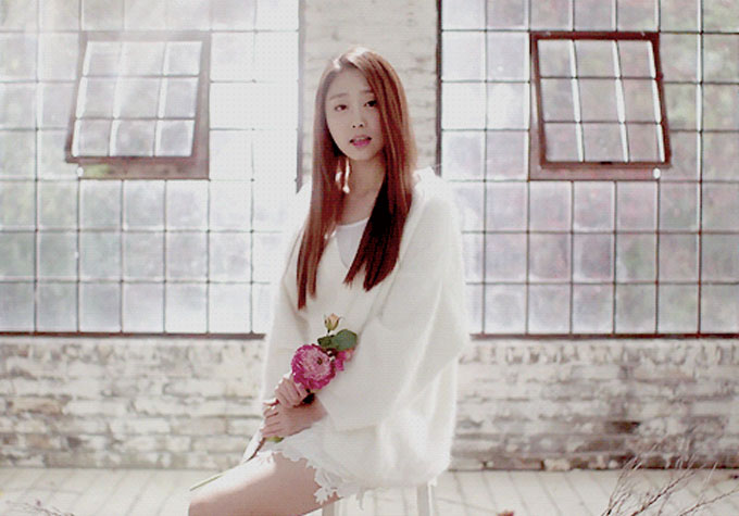 서지수(러블리즈 멤버)가 알몸 사진이 유포됐다는 루머에 휩싸인 가운데 소속사는 강경 대응할 것이라 밝혔다. /러블리즈 어제처럼 굿나잇 뮤직비디오